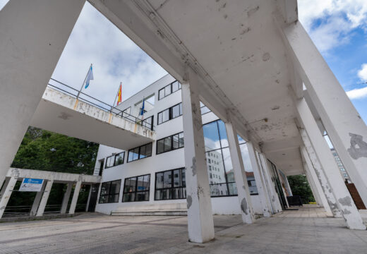 O Concello de Fene licita en case 70.000 euros o repintado dos porches e do balcón da sede municipal